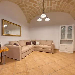 corte-anibaldi-apartment.lecce-hotels.com/